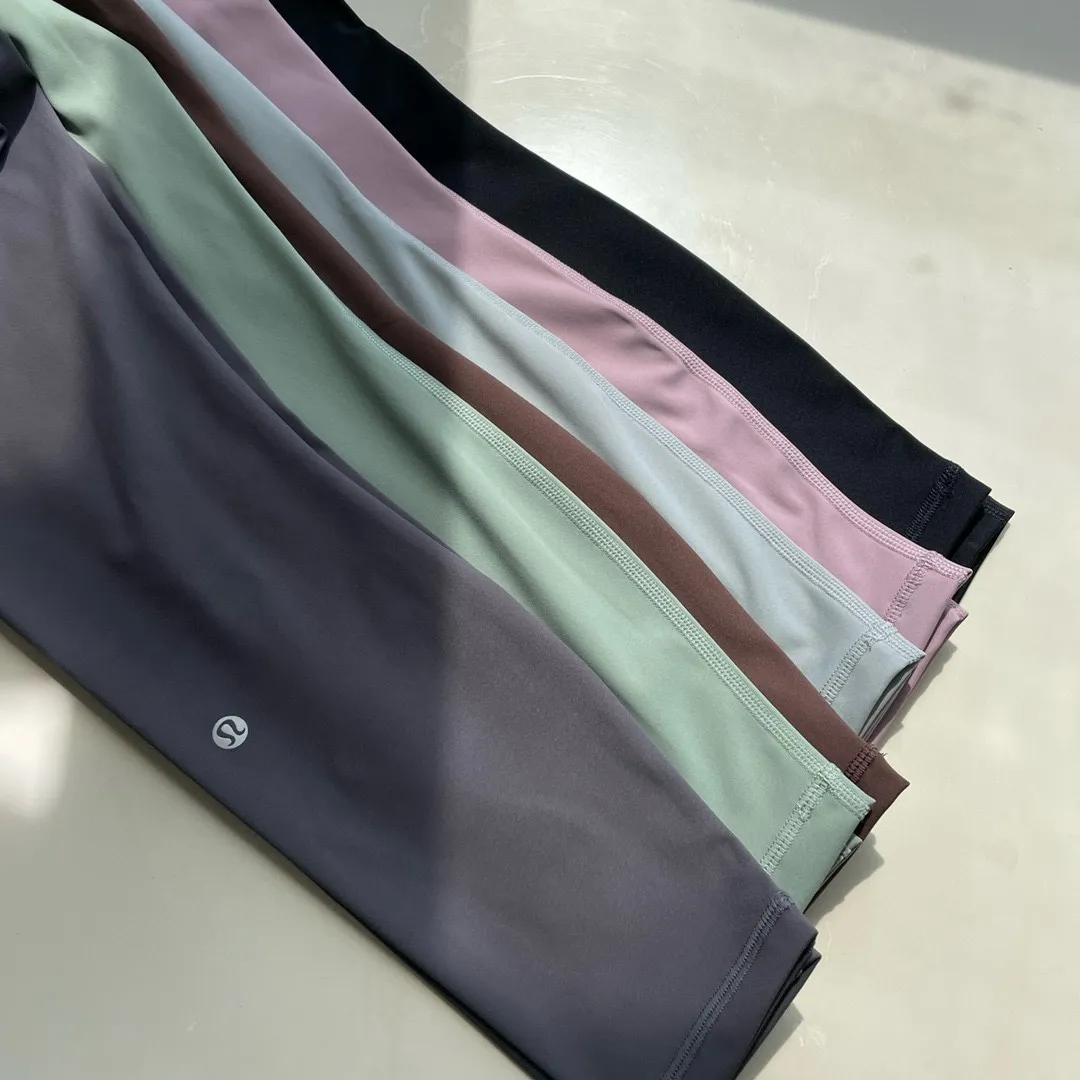 Lululemon Lulu Yoga Pants Nude Seamless High-Waist Tight Fitness Quick-Drying Women's Butt Lifting Pants Design Concept ~ Create a skin-friendly naked feeling, the special fabric is light and smooth, allowing you to focus on your practice. We have added a pocket design to this model to store small items! Fabric + Features The fabric is light and smooth, with four-sided stretch. Fabric ~ 25 spandex + 75 nylon (the same fabric as Lu Lu) is comfortable and stretchable and not easy to deform. Technology ~ Four needles and six threads are powerful (the same technology as Lu Lu). Technology ~ Italian elastic high silk thread (full elasticity, fit and slimming). High waist design, the waist is flat and fit, reducing tightness! Perfect for wrapping fat! Show your body shape better! Size S M L XL Color Purple Gray Black Bean Green Coffee Brown Rhino Gray